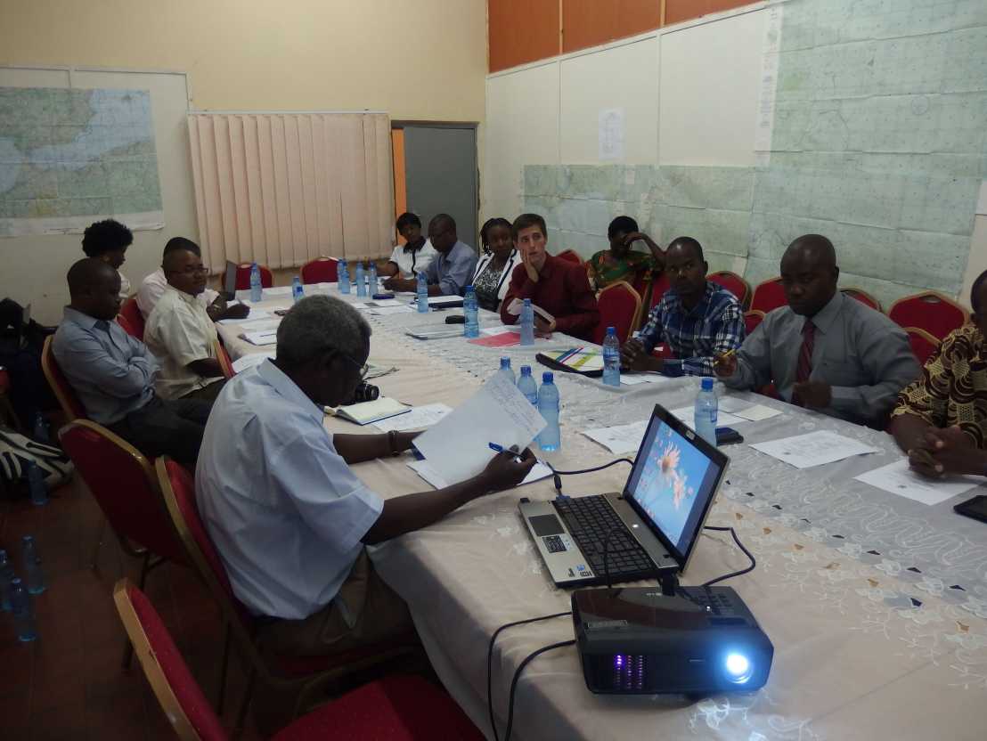 Enlarged view: Photo of participants at the workshop on "Environmental Migration, Political Marginalization and Violence" at the Dag Hammarskjöld Institute of Peace Studies of the Copperbelt University, which took place in October 2014.